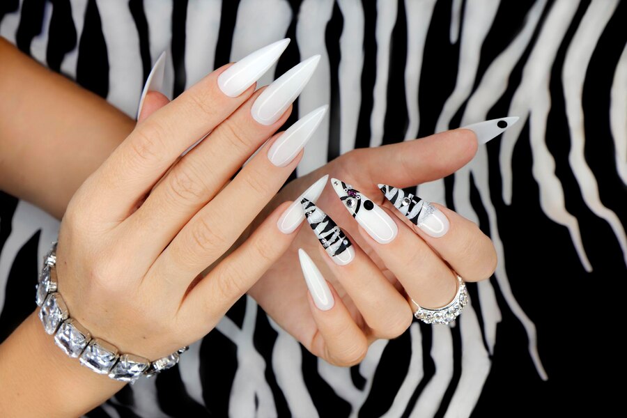 You are currently viewing Stunning Stiletto Nail Designs To Try This Season